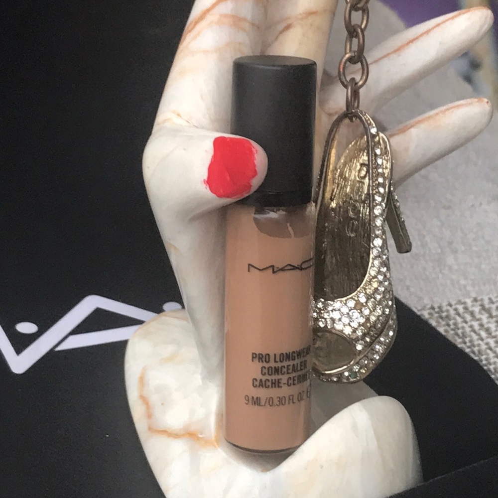 Mac meduim brown concealer